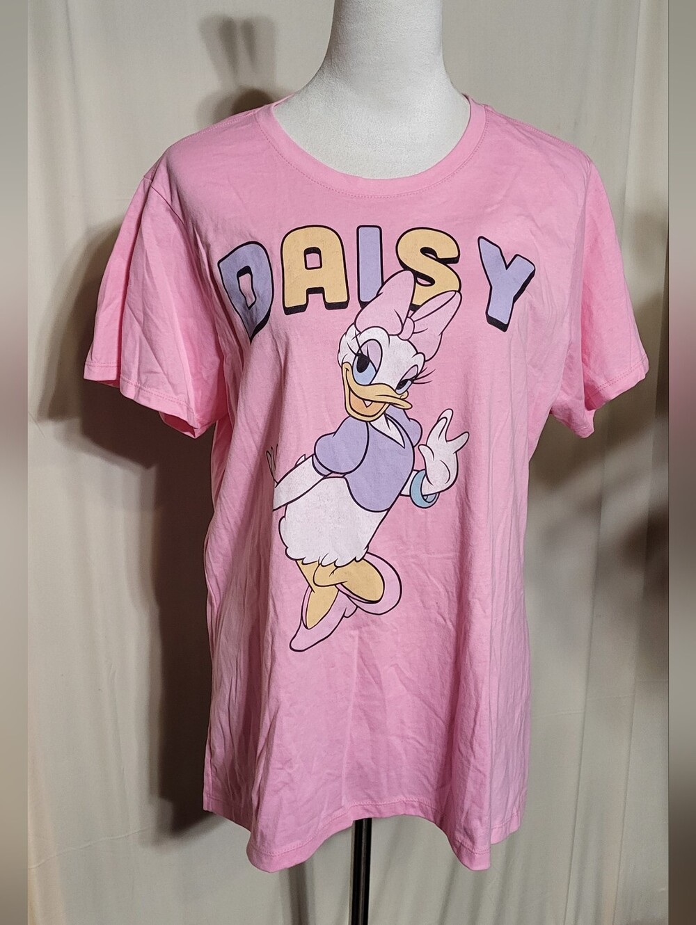 Port & Company Women's NWOT Pink Daisy Duck Graphic Short Sleeve T-Shirt Size XL - Picture 2 of 8